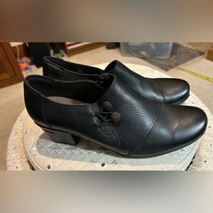 Clark’s size 12 women’s dress shoes, zipper on the sides